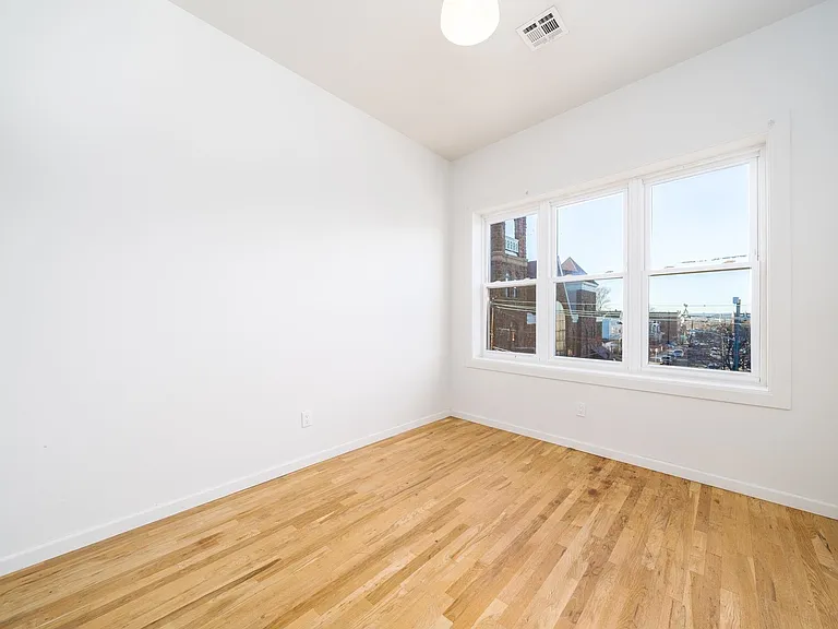 386 Bergen Ave #1R — Photo 9