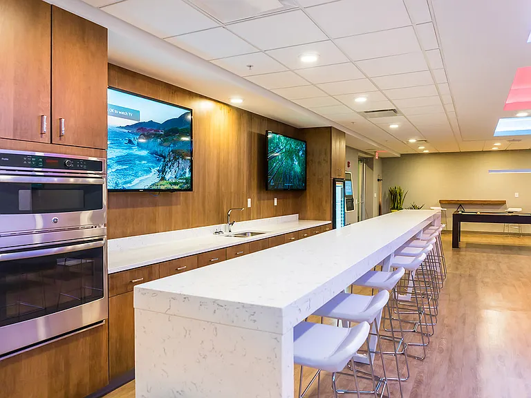 Four Seasons Apartments — Photo 16