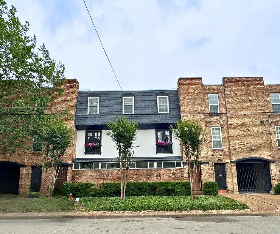 2 bed, 911 sqft, $2,200 — Photo 1