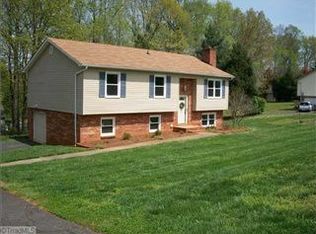 2205 Blue Stone Ln, Winston Salem, NC 27107