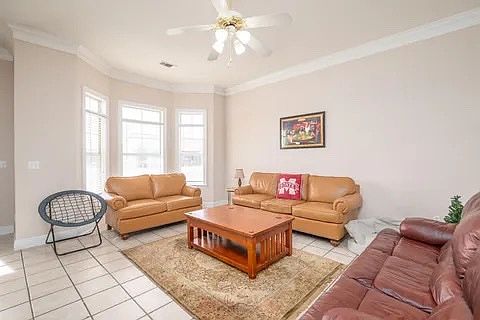 4th image of 923 Saint Andrews Ln