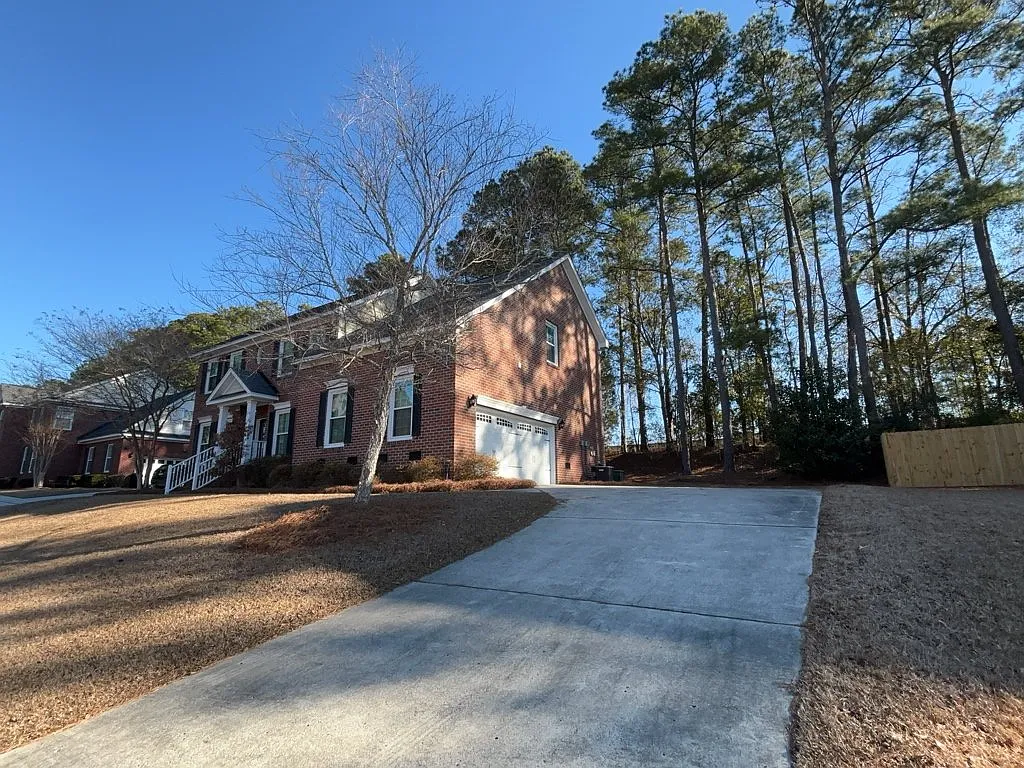 5 bed, 2.5 bath, 2665 sqft, $2,895 — Photo 3