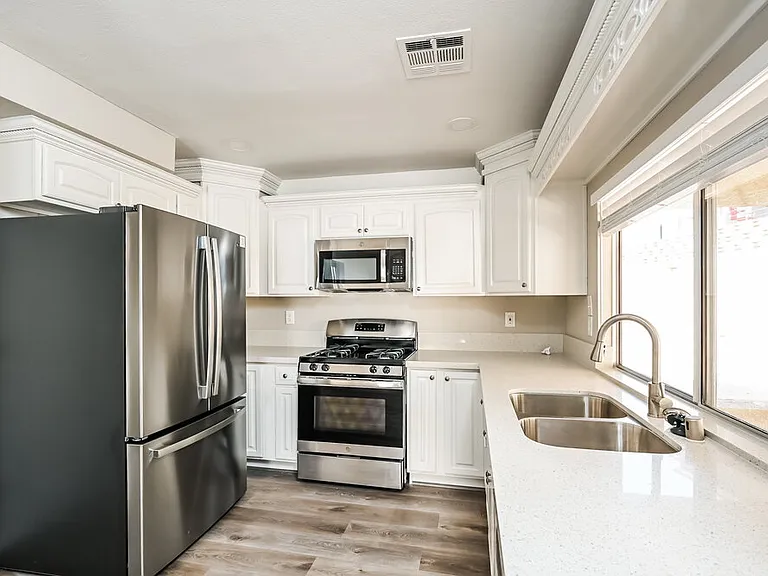 1512 Spreading Oak Dr — Photo 6