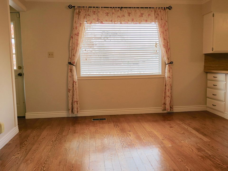 dining w/hardwood floors