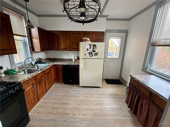 3rd image of 541 John St