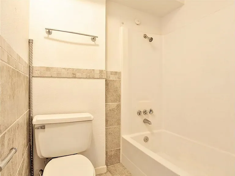 210 W 38th St #1 — Photo 7