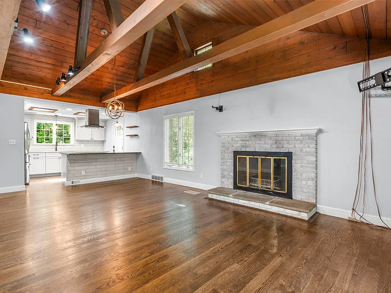 215 Manor Rd — Photo 5