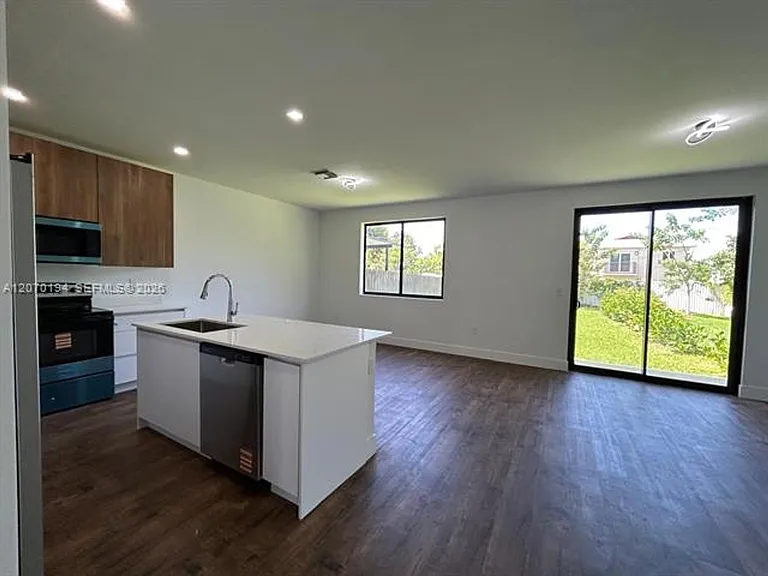 854 SW 1st St #Townhouse 854 — Photo 8