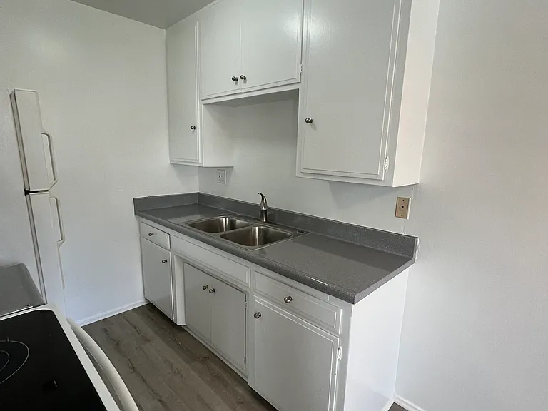 2611 E. Broadway — Photo 31