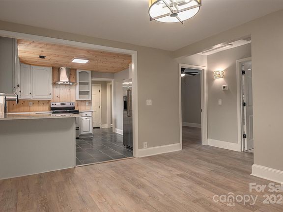 4th image of 228 Posey St