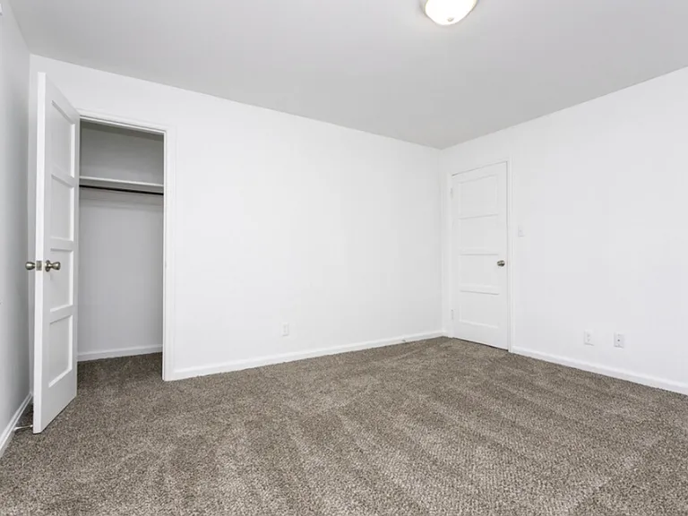Colonial Manor Apartments — Photo 26