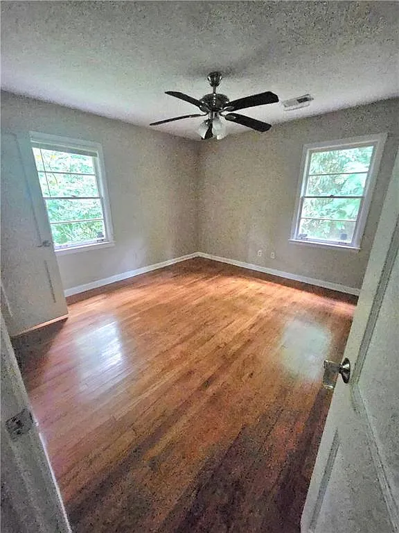 3 bed, 1.0 bath, 1951 sqft, $1,895 — Photo 4