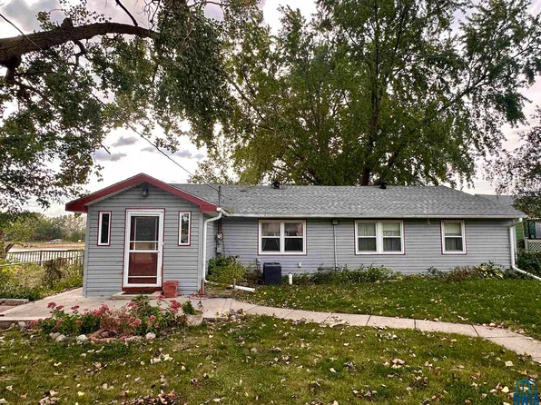 369 Lakeshore Dr, McCook Lake, SD 57049