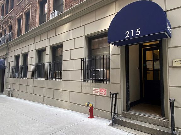 2nd image of 215 W 90th St APT 1B