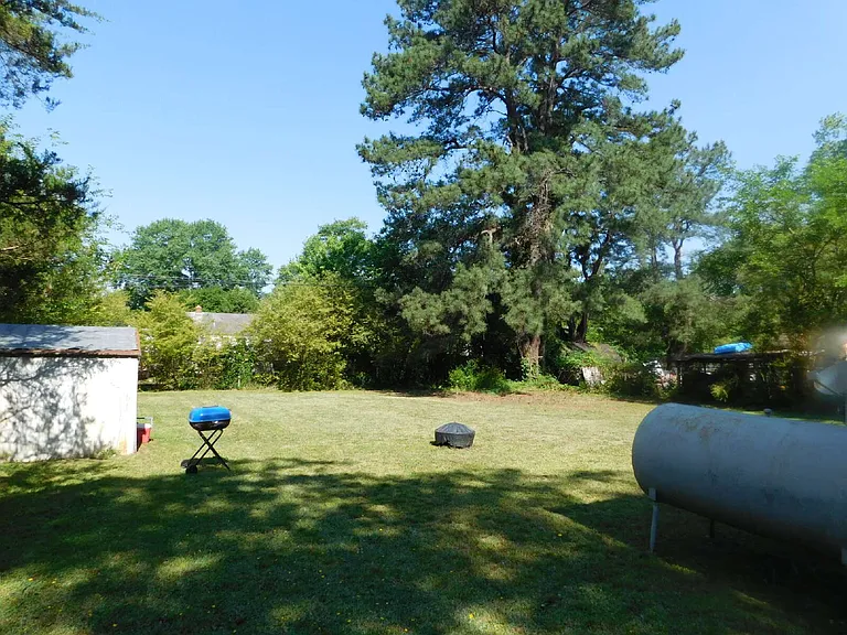 718 Yorkshire Dr — Photo 2