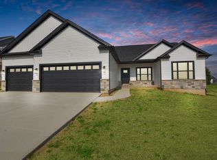 20 Brookstone Cir, Bloomington, IL 61704