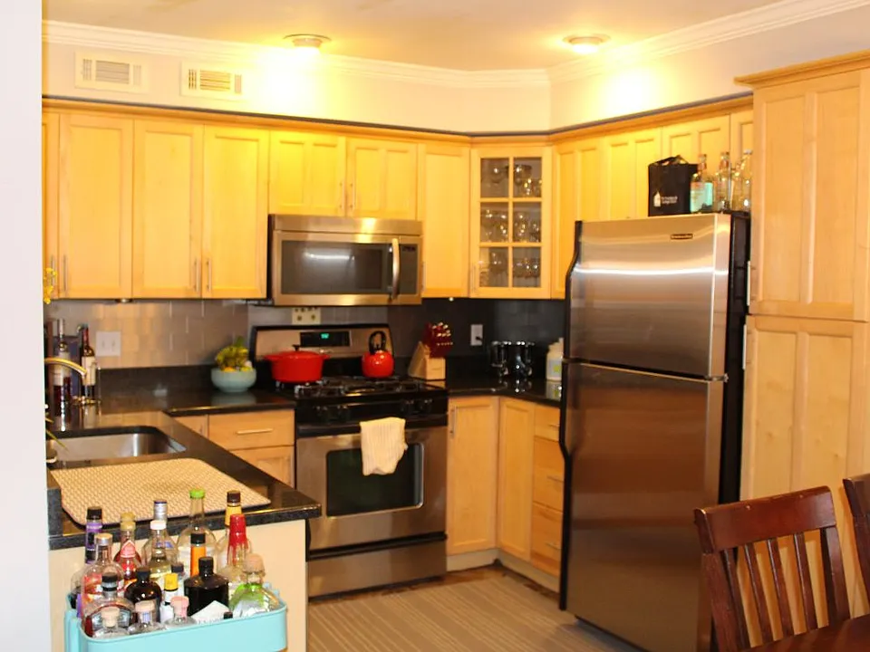 Kitchen w/ granite countertops, SS appliances, and custom ba