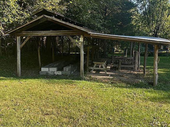 4th image of 320 Locust Run Rd