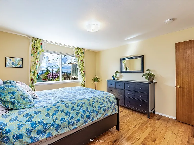 6345 40th Ave SW — Photo 3