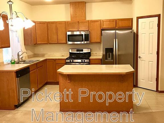 3rd image of 6710 Takota Pl NE