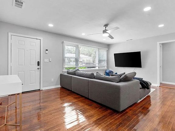 4th image of 421 Murat St