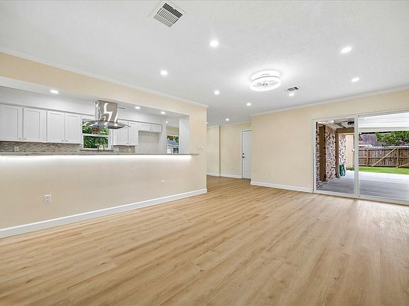 4th image of 4802 Elm St