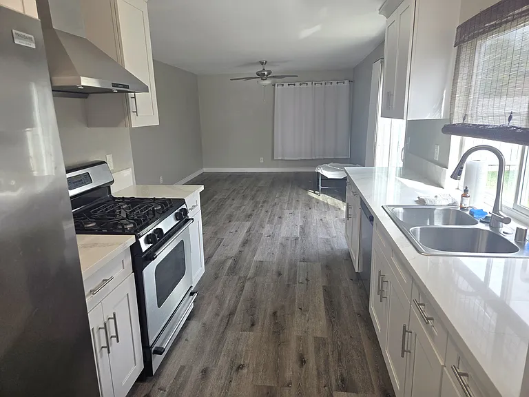 1454 Emerald St — Photo 8