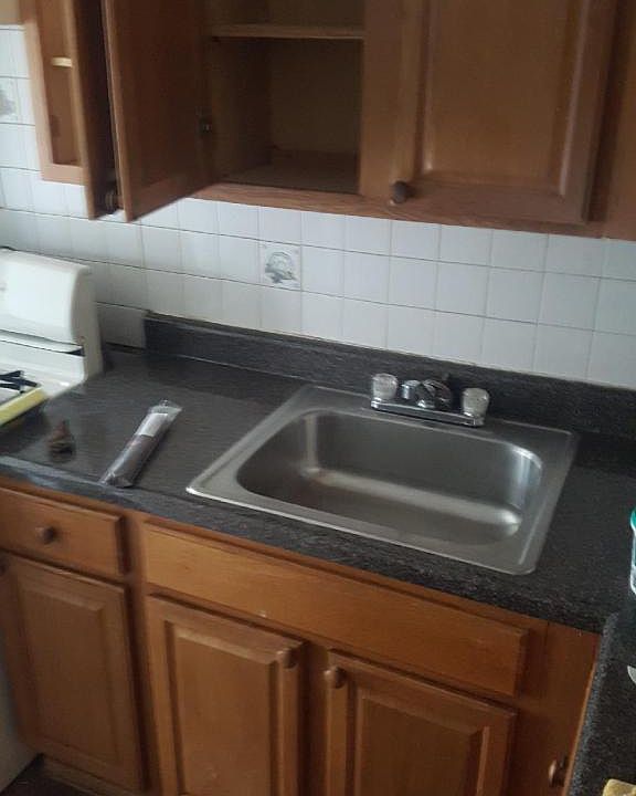 2nd image of 984 E 56th St