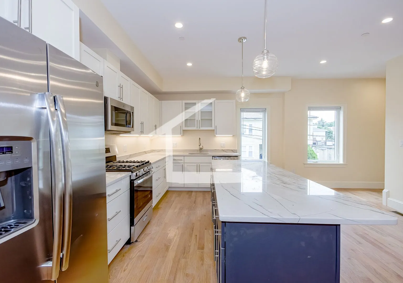 Brand New 3,500 Sq. Ft. Luxury Townhouse in Oak Square w Built In Garage! 1st & Security Only, La... — Photo 3