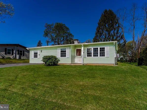 96 5th Ave, Fayetteville, PA 17222