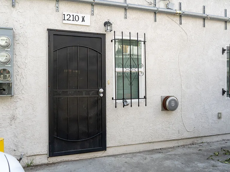 1210 E 68th St — Photo 11
