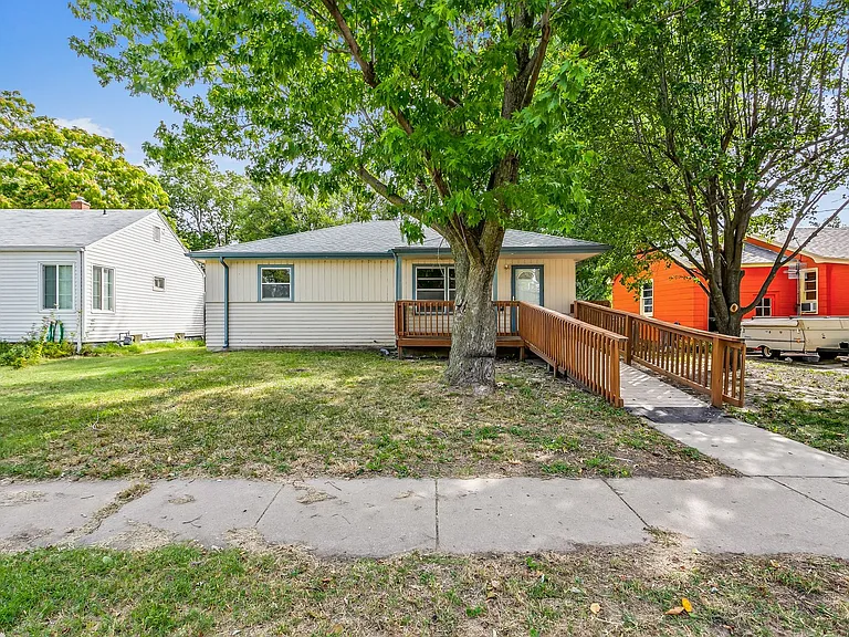 840 S Millwood Ave — Photo 1