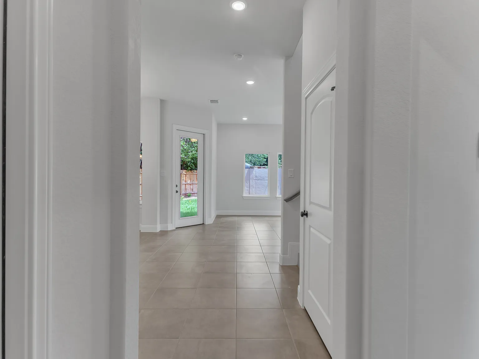 3 bed, 2.5 bath, 1769 sqft, $2,300 — Photo 4