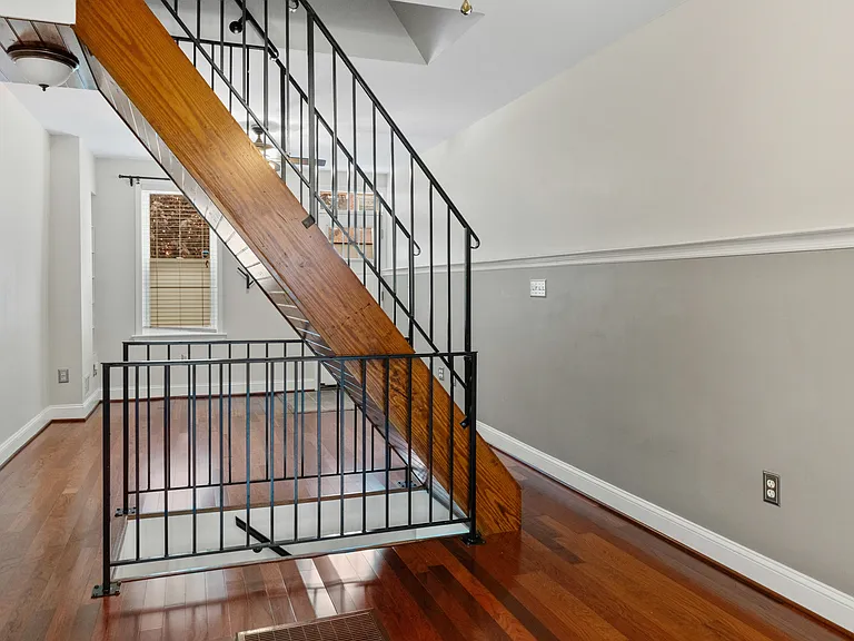 1524 E Clement St — Photo 6