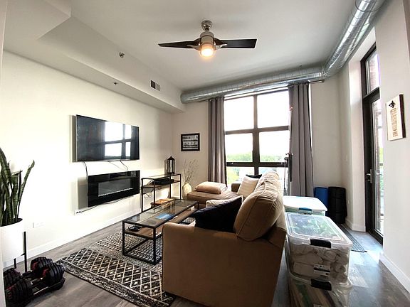 2nd image of 4803 N Leavitt St #14