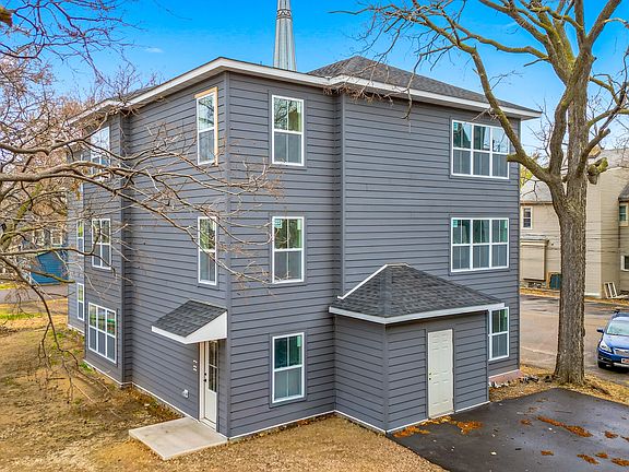 2nd image of 816 6th St SE #1