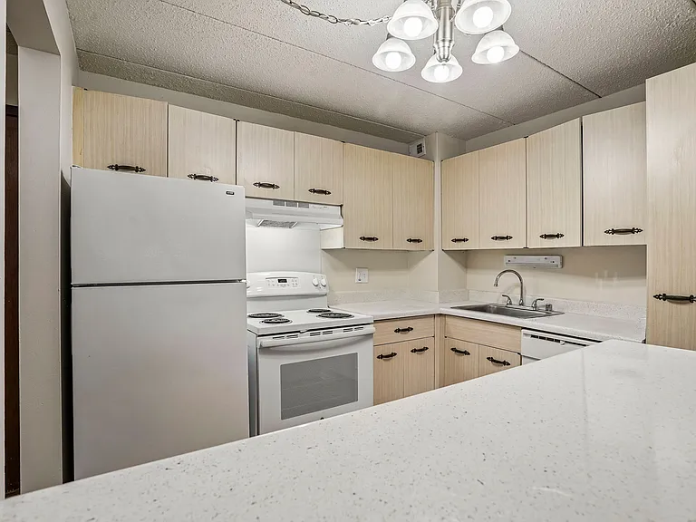 Lincoln Tower Apartments — Photo 14