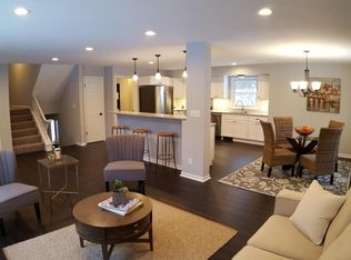 20005 Glenoaks Dr, Brookfield, WI 53045