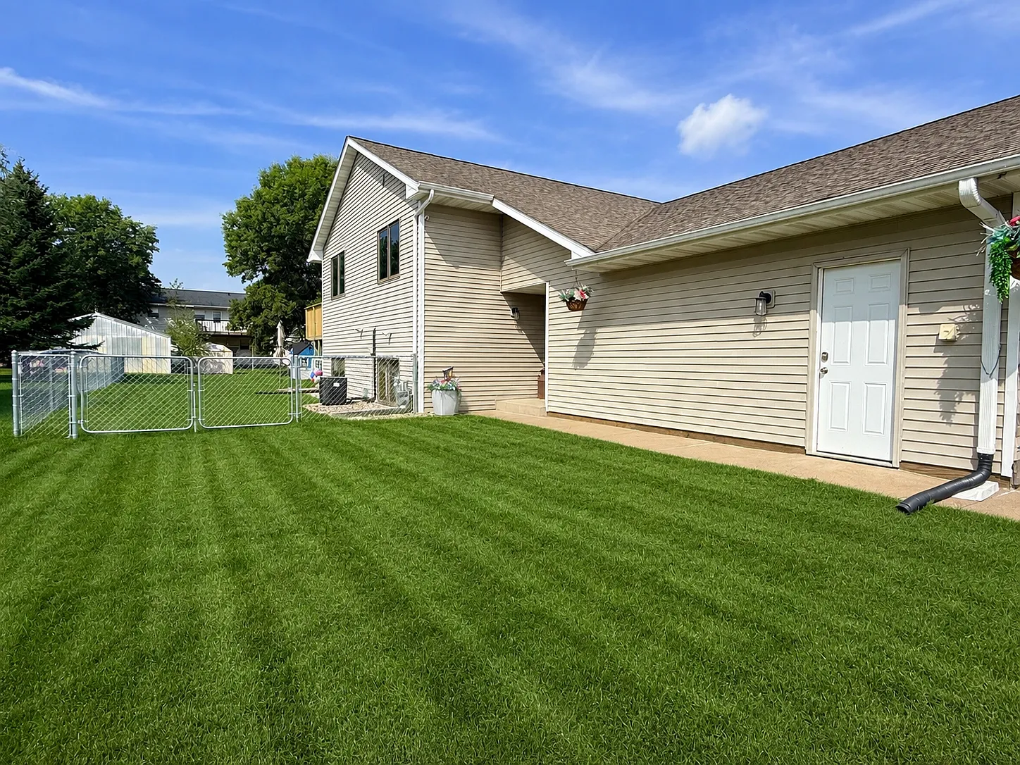 3 bed, 1800 sqft, $1,800 — Photo 2