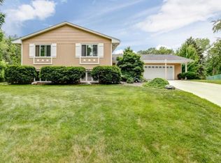 660 Belmont Ln E, Maplewood, MN 55117