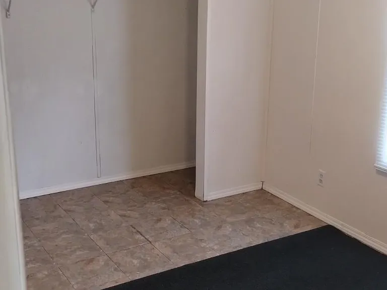 143 SE Laurence Ct — Photo 8