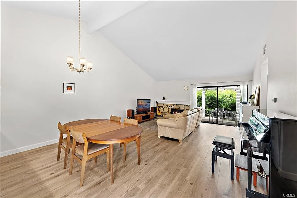 2 bed, 1119 sqft, $4,100 — Photo 4