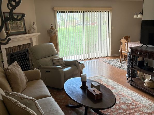 1485 Johnstown Ln APT D, Wheaton, IL 60189