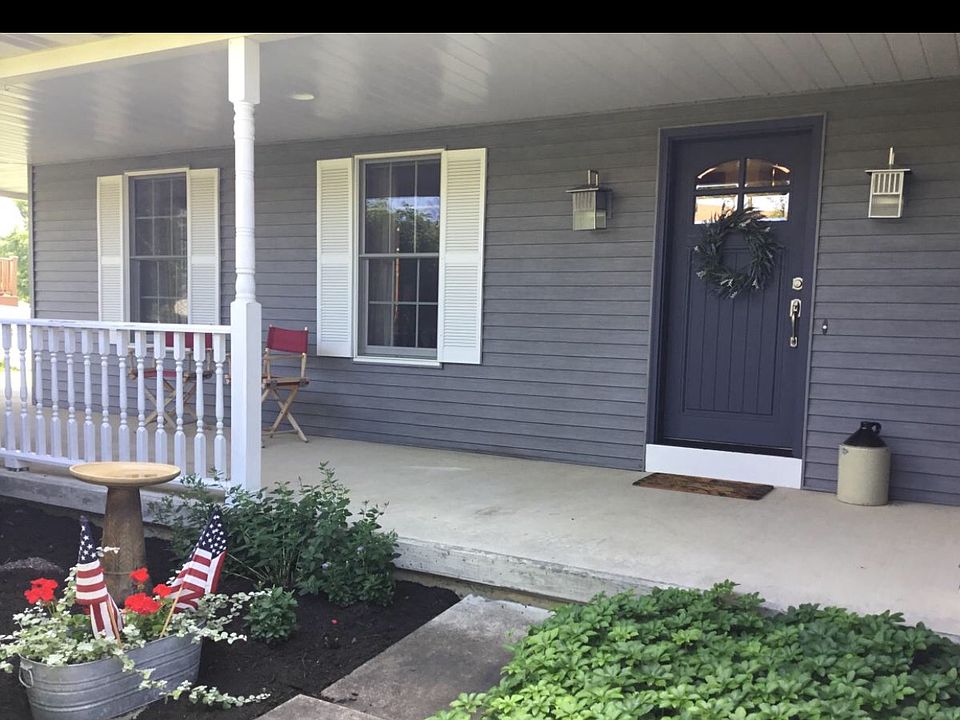 1st image of 8 Chelsea Dr