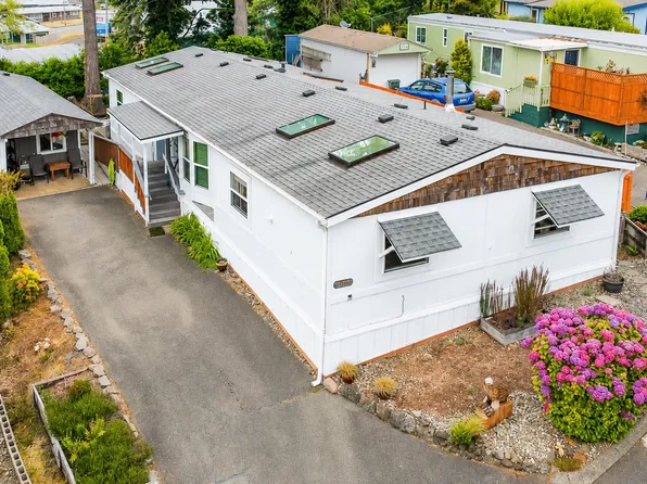 1257 Embarcadero Cir, Coos Bay, OR 97420