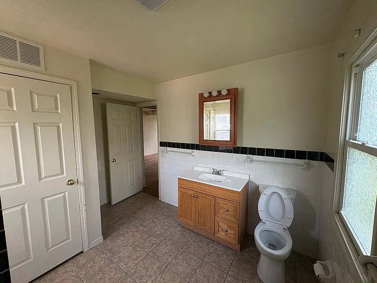 2909 W John St — Photo 8