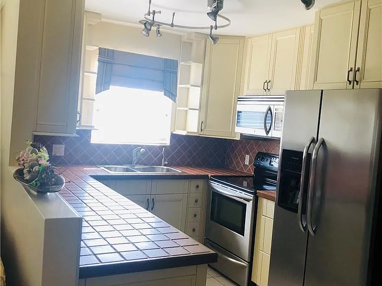 137 Farnham Cres #137-F — Photo 47