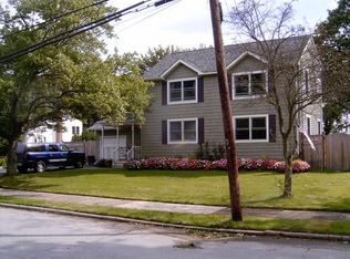 931 Gardiner Dr, Bay Shore, NY 11706