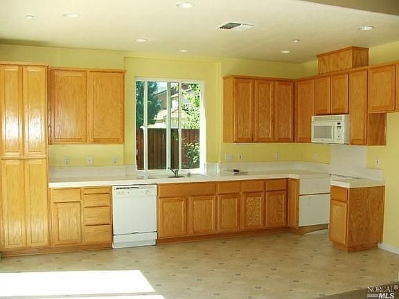 4th image of 631 Foxglove Cir