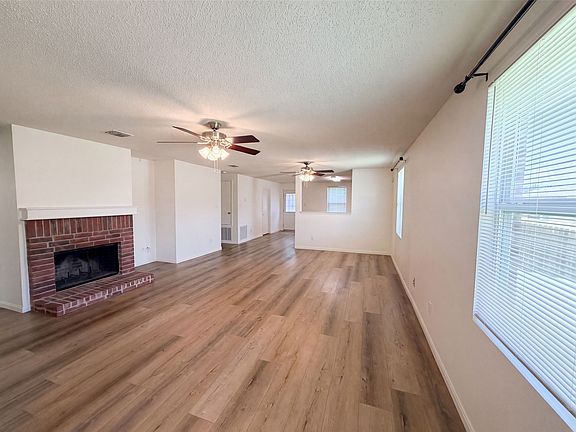 3rd image of 725 Hanceville Way